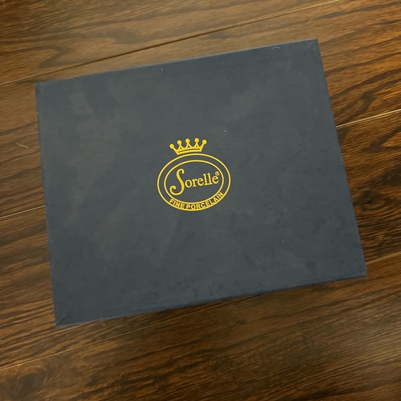 Sorelle Fine Porcelain Set - Picture 2 of 10